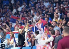 Serbijas līdzjutēji Rīgas "Xiaomi arēnā" vēro Latvijas un Serbijas izlašu cīņu Eiropas basketbola čempionātā