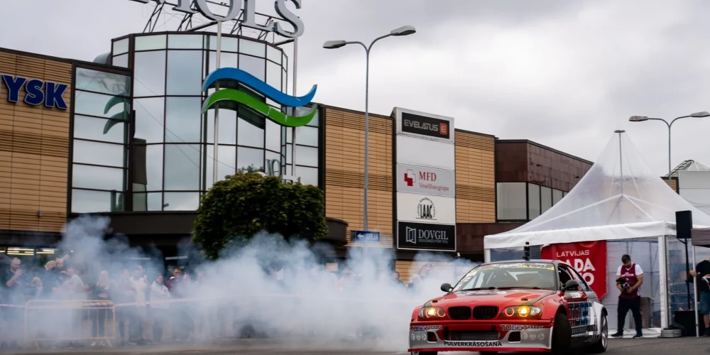 Jaunākie auto modeļi un drifta šovs izstādē “Pielaiko savu auto 2025!”.