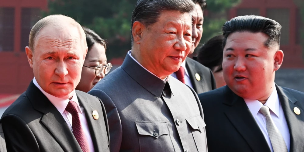 Krievijas un Ziemeļkorejas diktatori Putins un Kims otrdien Pekinā bija līdzās Sji parādē par godu Otrā pasaules kara beigām.