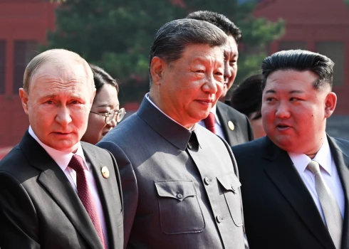 Krievijas un Ziemeļkorejas diktatori Putins un Kims otrdien Pekinā bija līdzās Sji parādē par godu Otrā pasaules kara beigām.