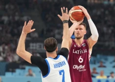 Latvijas basketbolistu uzbrukuma paraugstunda saplosa gabalos Čehiju