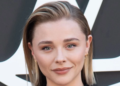 Laulības ostā iestūrējusi aktrise Hloja Greisa Moreca.