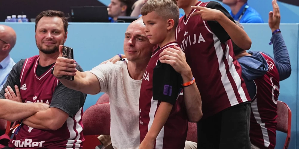 Latvijas izlases spēli noskatās ievērojami viesi, tostarp dziedātājs Dons.