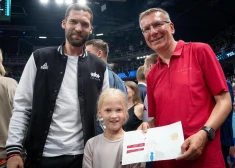 Jānis un Emma Strēlnieki kopā ar Valsts prezidentu Edgaru Rinkēviču. Foto: Facebook