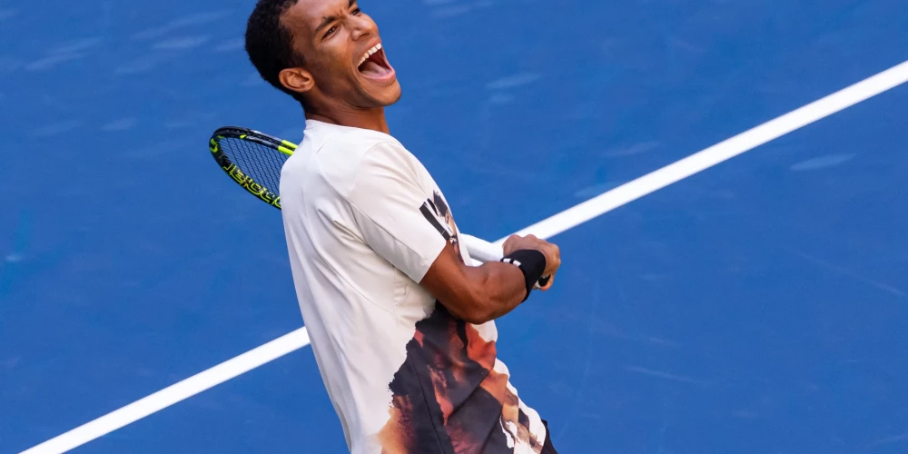 Kanādas tenisists Felikss Ožjē-Aliasims iekļūst "US Open" pusfinālā pēc uzvaras pār de Minoru.