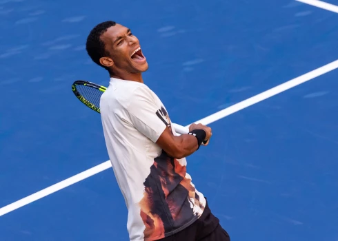 Kanādas tenisists Felikss Ožjē-Aliasims iekļūst "US Open" pusfinālā pēc uzvaras pār de Minoru.