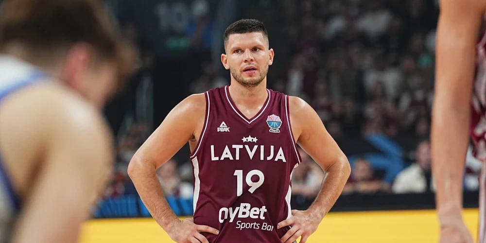 Rihards Lomažs spēlē pret Čehiju diriģēja uzbrukumu. 