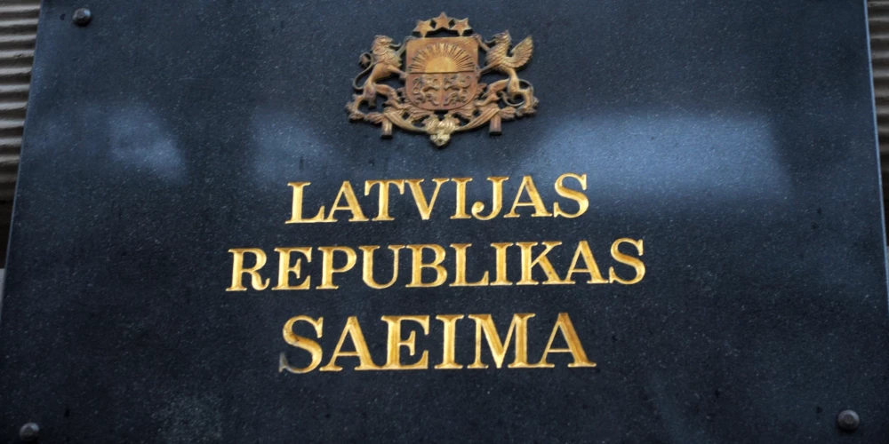 Plāksne pie Saeima centrālās ēkas.