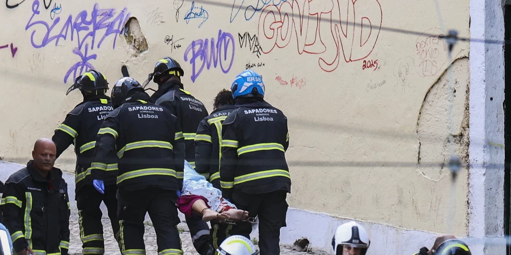 epaselect epa12350090 Rescuers and firefighters carry a victim after the Gloria funicular cable railway derailed in Lisbon, Portugal, 03 September 2025. At least three people died in the derailment, with emergency services reporting that several were injured and others are still trapped at the scene.  EPA/MIGUEL A. LOPES
