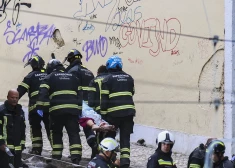 epaselect epa12350090 Rescuers and firefighters carry a victim after the Gloria funicular cable railway derailed in Lisbon, Portugal, 03 September 2025. At least three people died in the derailment, with emergency services reporting that several were injured and others are still trapped at the scene. EPA/MIGUEL A. LOPES