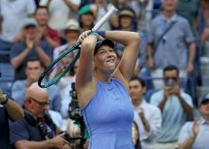 Aņisimova pārsteidz Švjonteku un iekļūst "US Open" pusfinālā; Siners turpina pārliecinoši