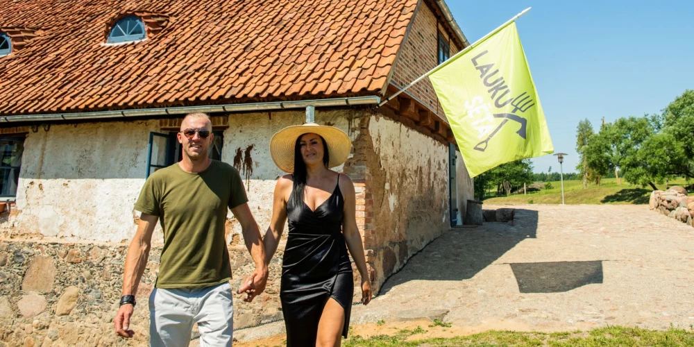 Abi saimnieki ir lieli “Lauku sētas” fani un ilgi sapņojuši uzņemt šovu savās mājās. Tagad viņu sapnis piepildījies.