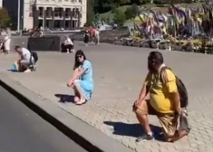 ВИДЕО: жители Киева преклонили колено в память о погибшем эстонском солдате