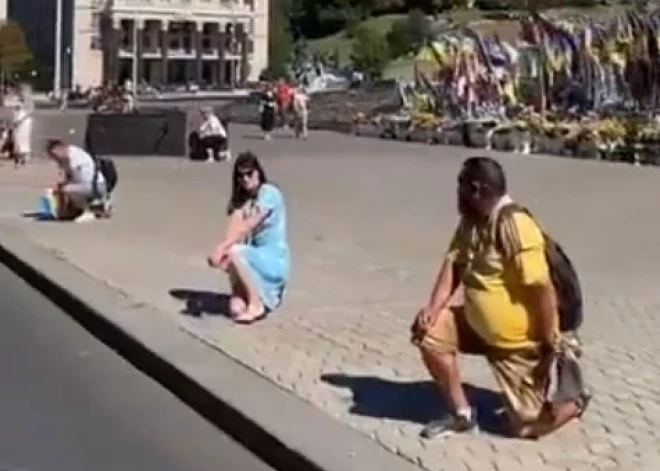 ВИДЕО: жители Киева преклонили колени в память о погибшем эстонском солдате