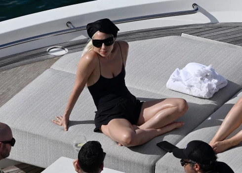 Леди Гага на яхте в Майами.