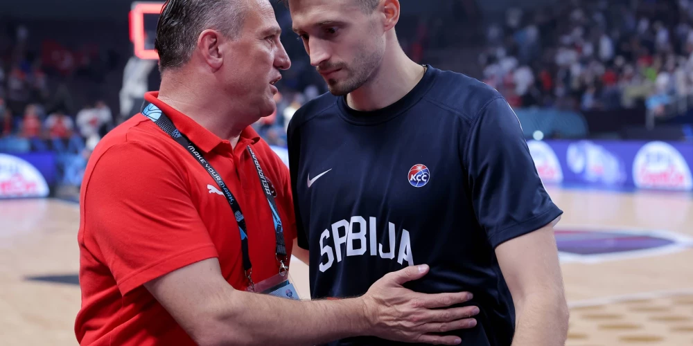 Serbijas izlases saspēles vadītājs Aleksa Avramovičs pamet laukumu jau iepriekš pārģērbies, jo maču turpināt vairs nespēja.