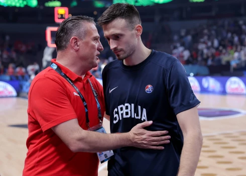 Serbijas izlases saspēles vadītājs Aleksa Avramovičs pamet laukumu jau iepriekš pārģērbies, jo maču turpināt vairs nespēja.