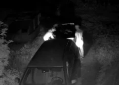 VIDEO: Ventspils pusē tiek meklēti cilvēki, kas pie kapiem izgāza atkritumus. Tomēr daļa sabiedrības viņus aizstāv