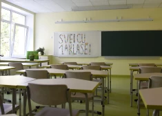 No 1. līdz 6. klasei mācībām ir jānotiek klātienē, paredz Saeimā otrajā lasījumā atbalstītie grozījumi Izglītības likumā