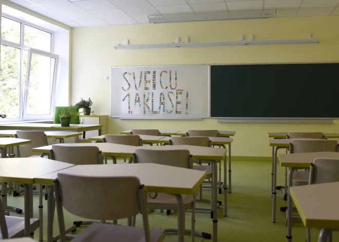 No 1. līdz 6. klasei mācībām ir jānotiek klātienē, paredz Saeimā otrajā lasījumā atbalstītie grozījumi Izglītības likumā