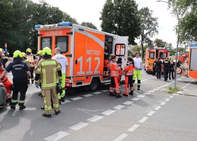 Berlīnē automašīna ietriecas pūlī; ievainoti arī bērni