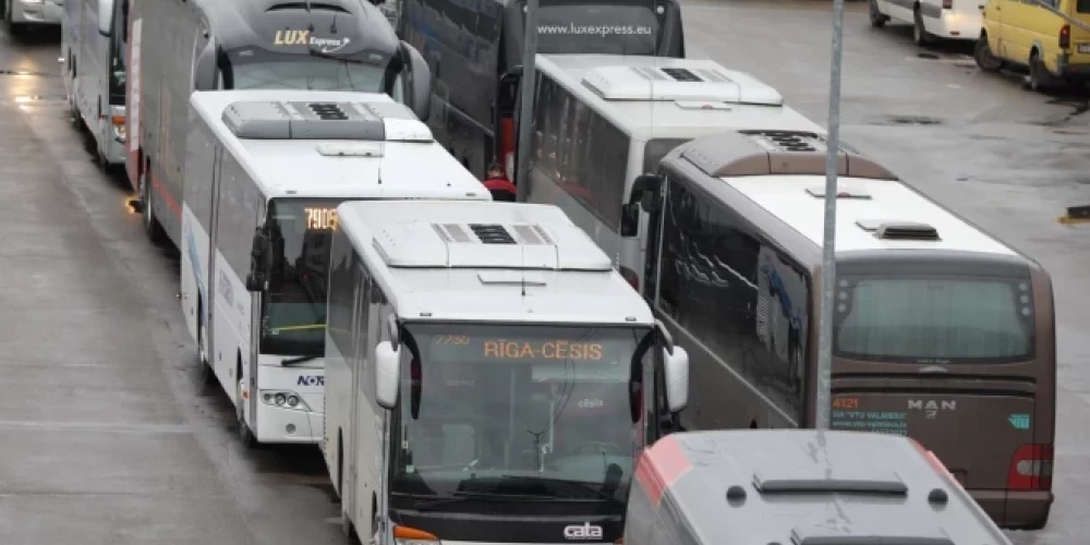 В 2026 году в Латвии сократят сеть региональных автобусных и железнодорожных маршрутов.