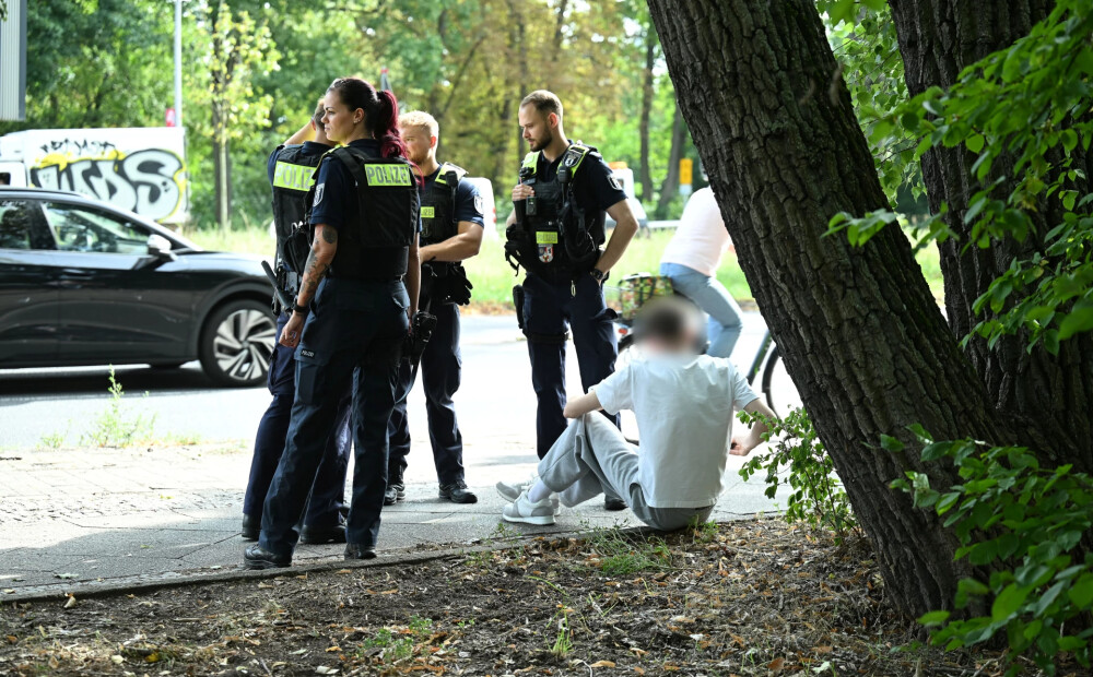 Berlīnē automašīna ietriecas pūlī, traumēto skaitā vairāki bērni