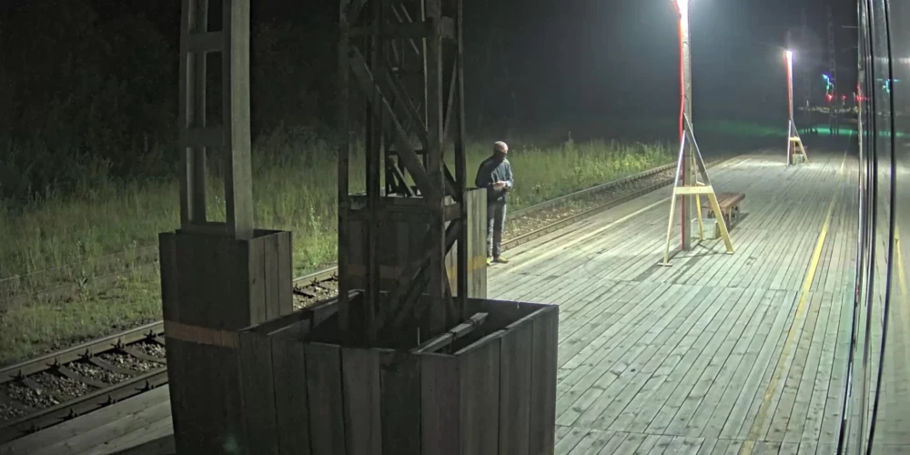Pagājušās nedēļas naktī uz trešdienu kāds “mākslinieks” Pierīgā apķēpāja "Vivi" elektrovilcienu.