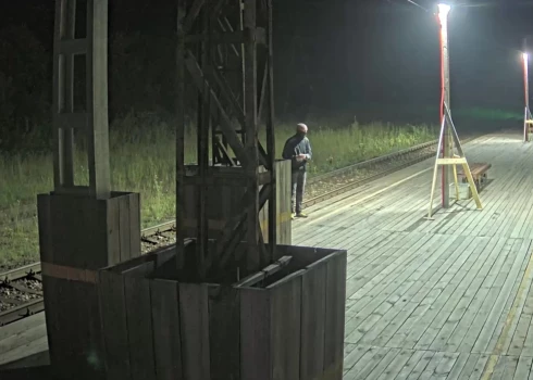 Pagājušās nedēļas naktī uz trešdienu kāds “mākslinieks” Pierīgā apķēpāja "Vivi" elektrovilcienu.