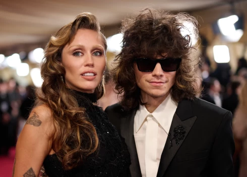 Mailija Sairusa ar draugu Maksu Morando “Oskara” balvu ceremonijas vakarā 2025. gada martā.