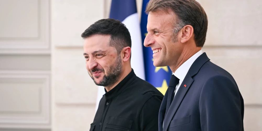 Francijas prezidents Emanuels Makrons 4. septembrī Parīzē ar Ukrainas prezidentu Volodimiru Zelenski (foto: Scanpix / Firas Abdullah-POOL / SIPA)