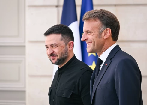 Francijas prezidents Emanuels Makrons 4. septembrī Parīzē ar Ukrainas prezidentu Volodimiru Zelenski (foto: Scanpix / Firas Abdullah-POOL / SIPA)