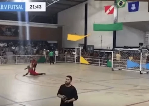 Vārtsargs saļimst laukumā (ekrānuzņēmums no video)
