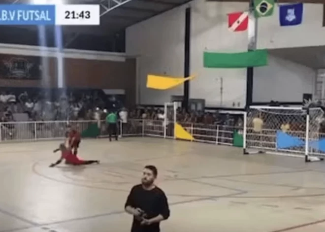 Brazīlijas telpu futbola vārtsargs miris pēc soda sitiena atvairīšanas. Soctīklos publicē traģēdijas mirkli