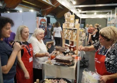 Iespēja ievērtēt daudzu valstu produkciju: Ķīpsalā durvis vērusi pārtikas industrijas izstāde "Riga Food 2025". FOTO