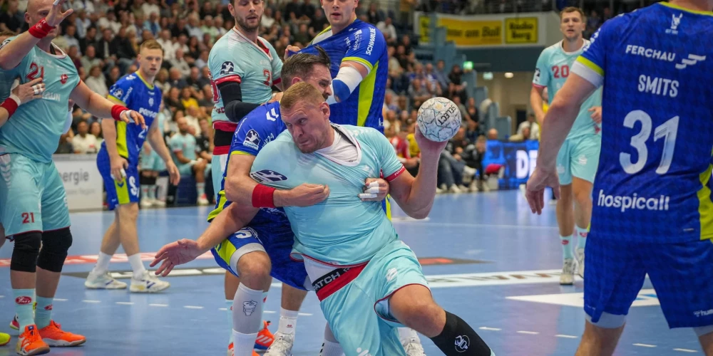 Dainis Krištopāns ar bumbu mēģina izlauzties caur "VfL Gummersbach" aizsardzību
