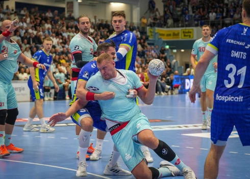 Dainis Krištopāns ar bumbu mēģina izlauzties caur "VfL Gummersbach" aizsardzību