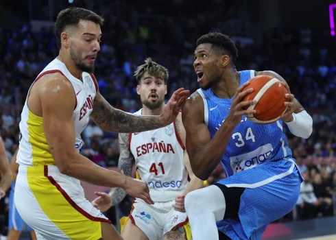 Jannis Adetokunbo ar 25 punktiem palīdzēja Grieķijai piespiest Spāniju nolikt čempiones kroni (foto: Scanpix / AP)