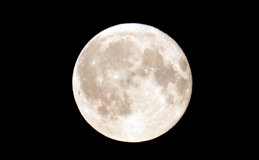 Svētdien Latvijā būs Mēness aptumsums – vai to varēs redzēt?