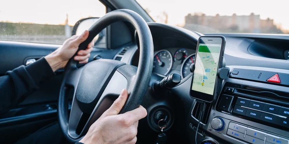 Satraucoši ir dati, kas rāda, ka 34 % mobilo telefonu lietotāju Latvijā neuzticas atsevišķām mobilajām lietotnēm, kas piekļūst ierīces funkcijām un datiem, bet turpina tās lietot, jo nav citu alternatīvu.
