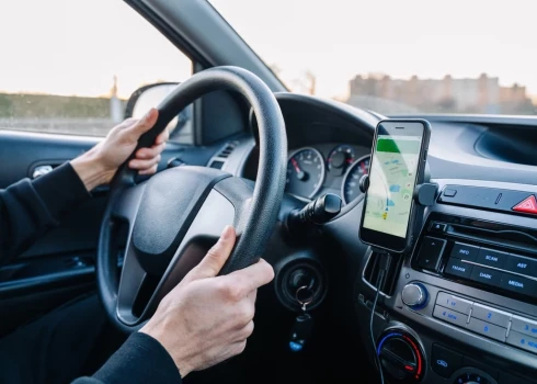 Satraucoši ir dati, kas rāda, ka 34 % mobilo telefonu lietotāju Latvijā neuzticas atsevišķām mobilajām lietotnēm, kas piekļūst ierīces funkcijām un datiem, bet turpina tās lietot, jo nav citu alternatīvu.