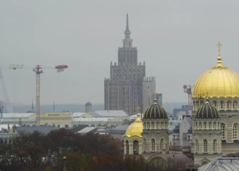 Советская Рига возвышается над пейзажем.
