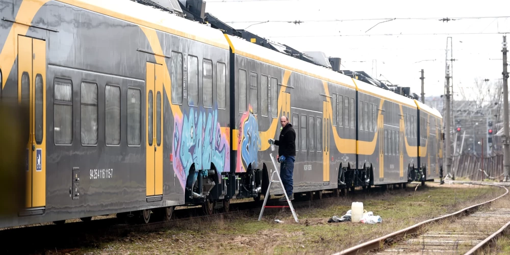 2023. gadā tika apzīmēts jauns Čehijas uzņēmuma "Škoda Vagonka" elektrovilciens. Foto redzamais vīrietis mazgā vilcienu. 