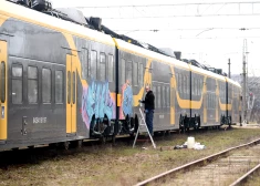 Meklē grafiti autoru, kurš Rīgā apzīmējis jauno elektrovilcienu 8 miljonu eiro vērtībā