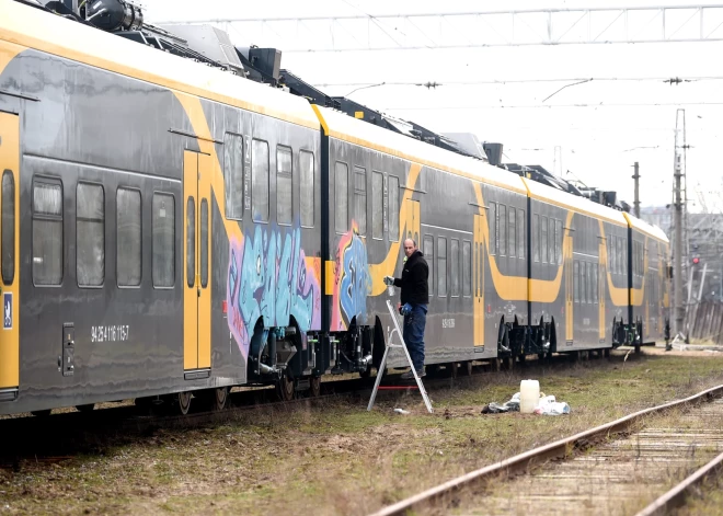 Meklē grafiti autoru, kurš Rīgā apzīmējis jauno elektrovilcienu 8 miljonu eiro vērtībā