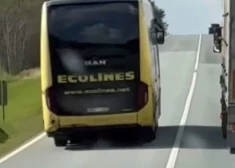 VIDEO: "Ecolines" autobusa vadītājs veic īpaši bīstamu manevru, apdraudot cilvēku dzīvības
