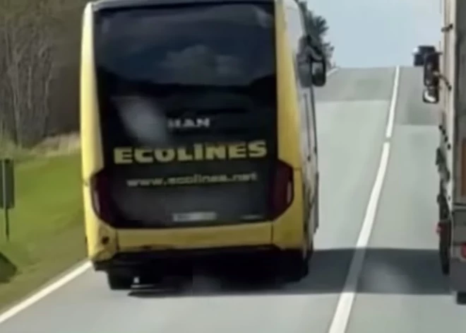 VIDEO: "Ecolines" autobusa vadītājs veic īpaši bīstamu manevru, apdraudot cilvēku dzīvības