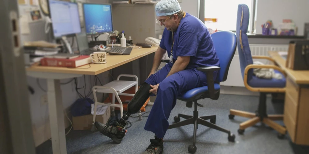 Notiesātais ķirurgs Nīls Hopers (foto: Scanpix / University of Exeter / SWNS)
