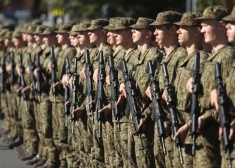 FOTO, VIDEO: 450 jaunie valsts aizsardzības dienesta karavīri Rīgā apliecina uzticību Latvijas valstij