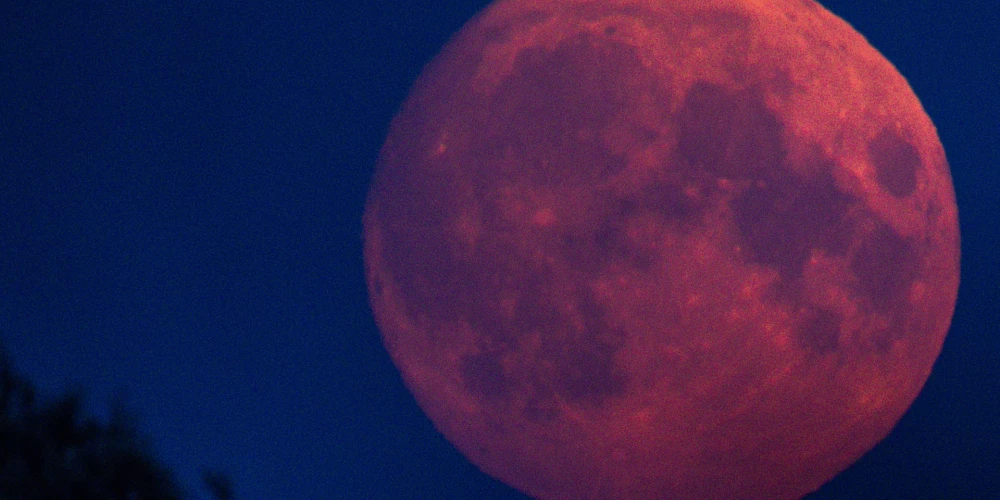 Rīgā aptumsuma pilnā fāze sāksies plkst.20.30, tā beigsies plkst. 21.53, bet aptumsuma maksimums būs plkst. 21.12.